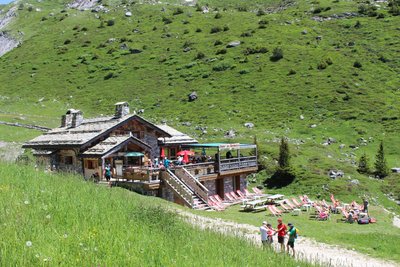 Le refuge et sa terrasse en été