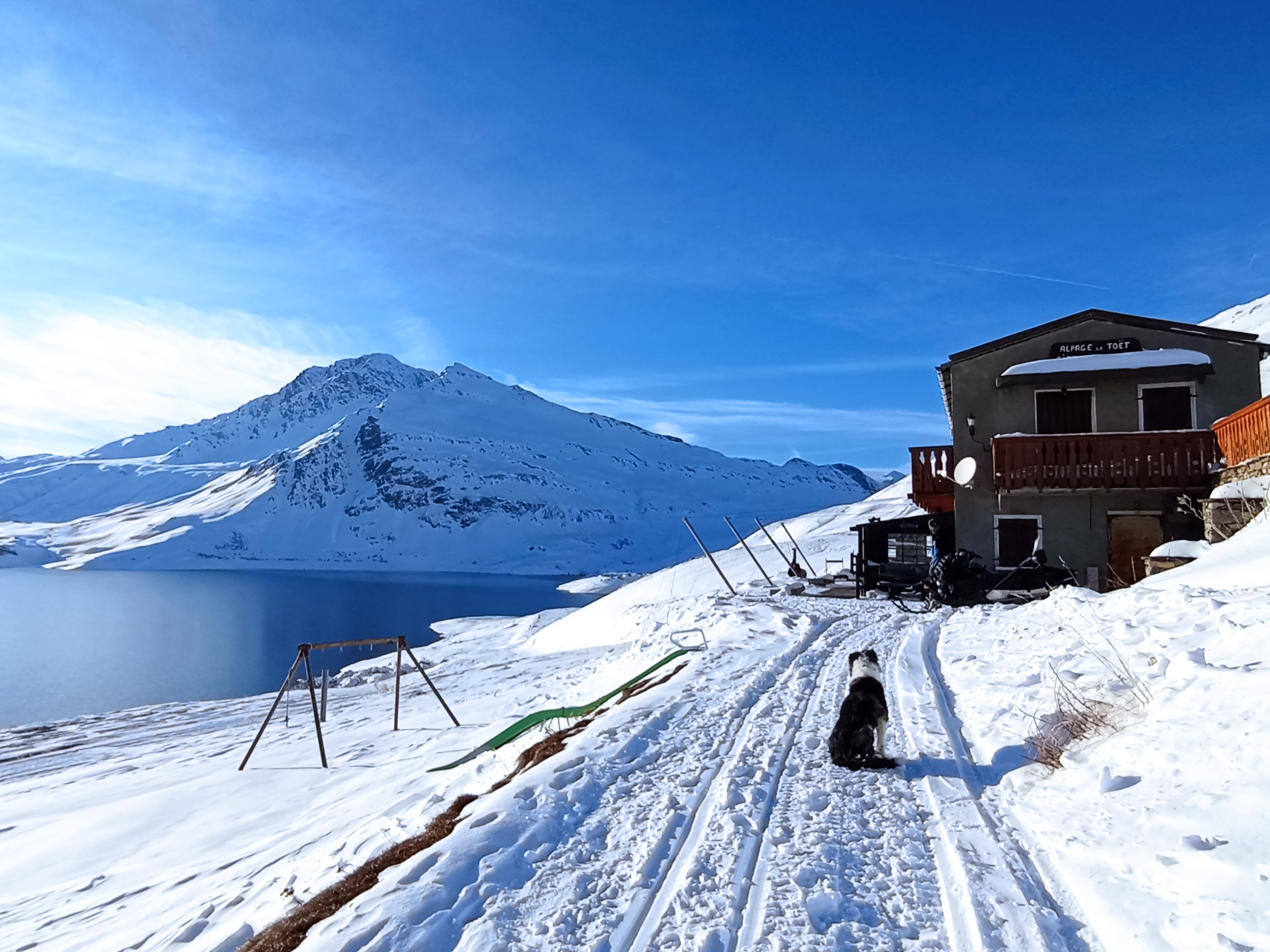 Le refuge face au lac du Mont Cenis