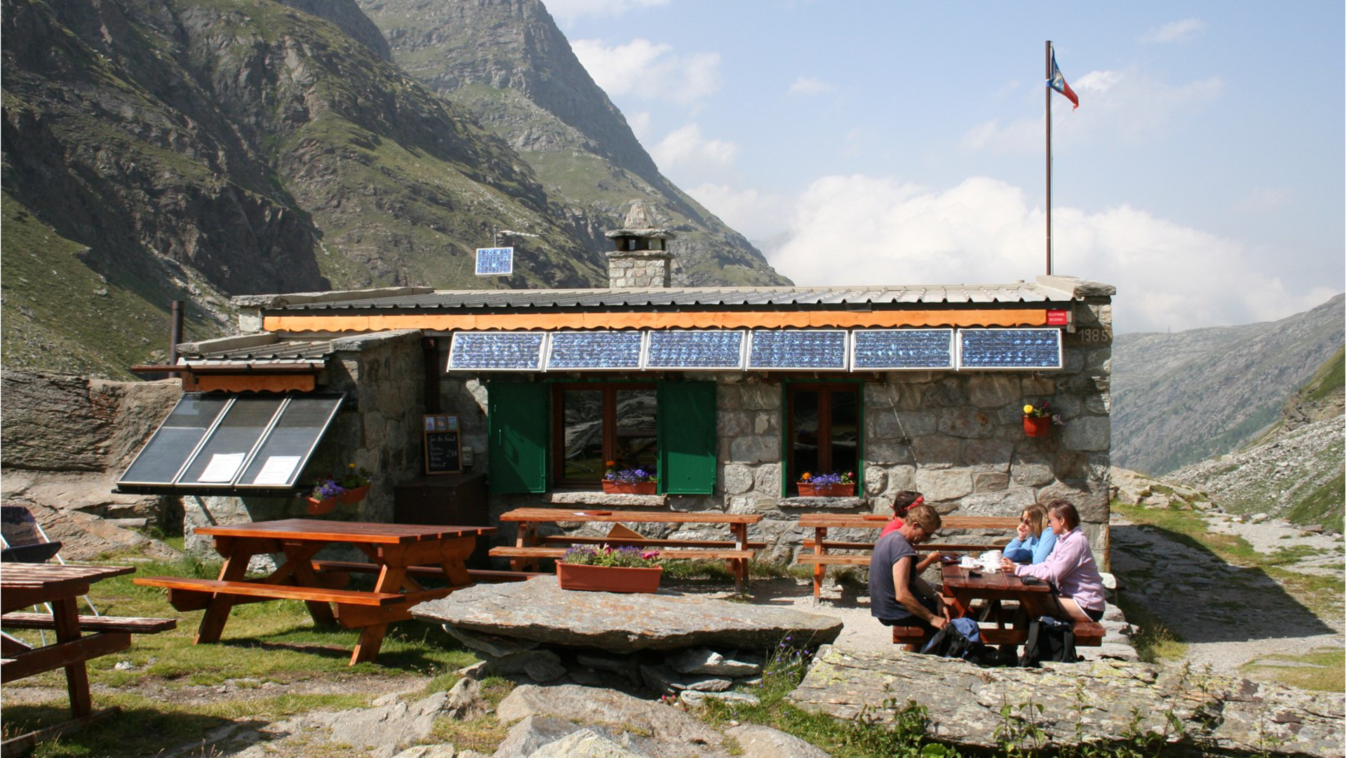 Randonneurs devant le refuge d'Ambin