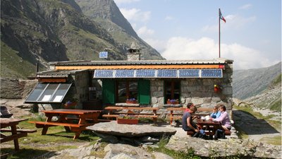 Randonneurs devant le refuge d'Ambin