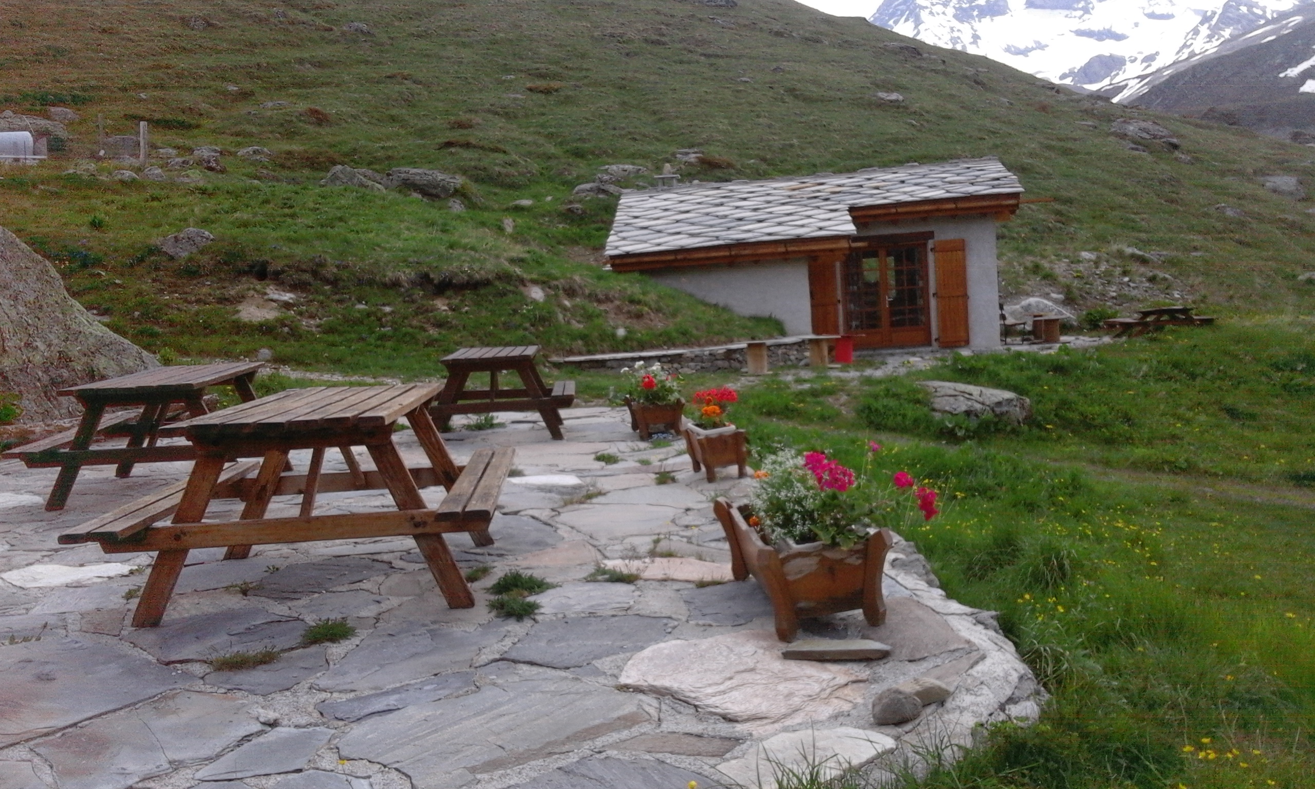 La terrasse avec ses tables de pique-nique