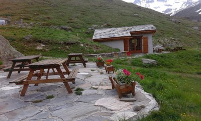 La terrasse avec ses tables de pique-nique