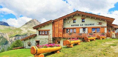 Le refuge et ses jardinières en bois