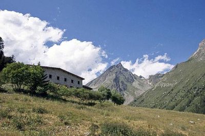 Refuge-porte de l'Orgère. Vue sur l'Aiguille Doran et le Vallon de la Masse.