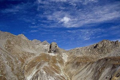 Partie supérieure du Vallon de la Masse. Vue sur le Col de la Masse et la Pointe de l’Échelle (à g.). Vue vers nord-est