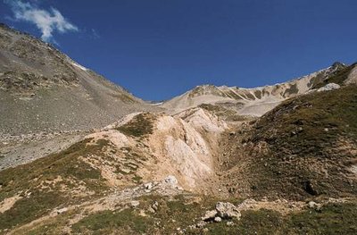 Au 1er pl. : entonnoir de dissolution du gypse. À l'arr.-pl. : le Col de Chavière. Commune de Modane.