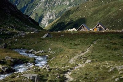 Le Ruisseau du Py et le refuge PNV de Plaisance.