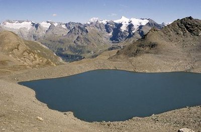 Lac du Col des Fours. Vue sur la Grande Ciamarella (au fd., à g.) et l'Albaron (au fd., à dr.).