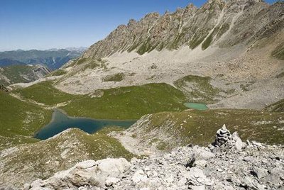 Lac du Rateau et combe du Rateau. Cairn au 1er plan. Au fd. à dr., Roc du Mône.