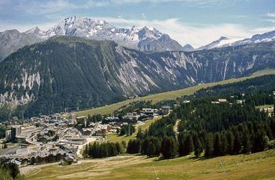 Piste de ski et village de Courchevel 1850. Vue sur la Dent du Villard et la Crête du Mont Charvet.