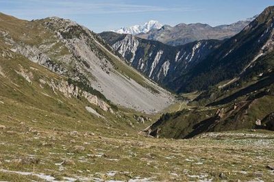 La Vallée des Avals et la Dent du Villard, fermant la vallée.