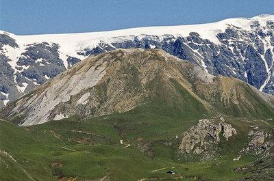 Vue sur le Petit Mont Blanc avec le Col des Saulces (à g.) et le Col du Mône (à dr.).