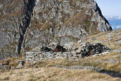 Arbé (abri en pierre) au-dessus du refuge CAF du Grand Bec. En arrière-plan, la Pointe de la Vuzelle, Planay.