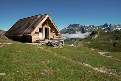 Le bâtiment abritant les dortoirs du refuge PNV de la Valette (à g.) et le Roc du Tambour (à dr.)