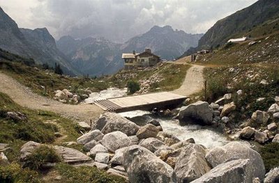 Le pont de la Glière. À l'arr.-pl. : le refuge privé des Barmettes et la gare d’arrivée du télésiège dit "du Génépy".