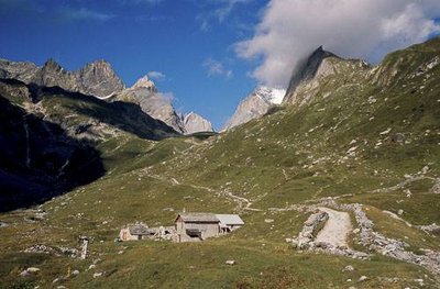 Les Chalets de la Glière et les murets qui bordent la "route du sel et des fromages" (Pralognan la Vanoise, PNV CP).