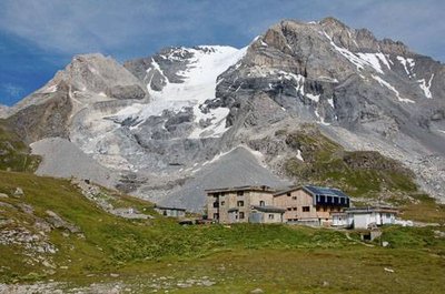 Refuge CAF du Col de la Vanoise. A g., le bâtiment historique de 1902.