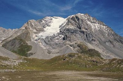 Le Lac des Assiettes, asséché (Pralognan la Vanoise. PNV CP). Vue sur le Glacier des Grands Couloirs et la Grande Casse.