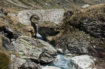 Pont de Croë-Vie enjambant le Torrent de la Leisse. Au fd., la Grande Casse. Termignon.