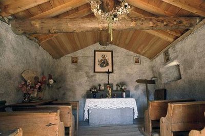 Intérieur de la chapelle Sainte-Marguerite au hameau de la Chavière.