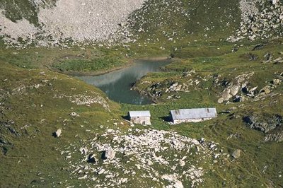 Chalets de la Vuzelle au bord du lac de la Vuzelle, commune de Planay.