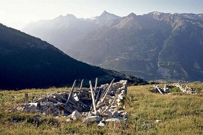 Chalet en ruine à l'Estiva. Vue vers Modane (en bas), l'Aiguille de Scolette et la Norma.