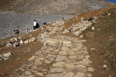 Travaux de création d'un sentier en calade entre l'Estiva et le Lac de la Partie