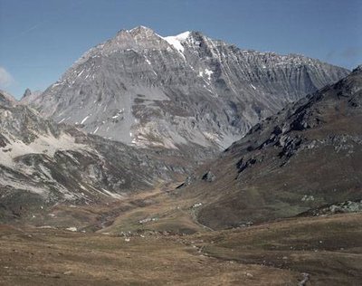 1er pl., alpages de Pensamen. 2e pl., alpage et hameau d'Entre Deux Eaux. À l'arr.-pl., Pointe Mathews (g) et Grande Casse (d).