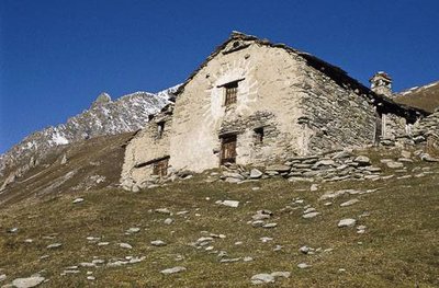 Chalet d'alpage, avec façade porteuse d'un cadran solaire, réalisé à la chaux. La Fesse d'en haut, Lanslevillard.