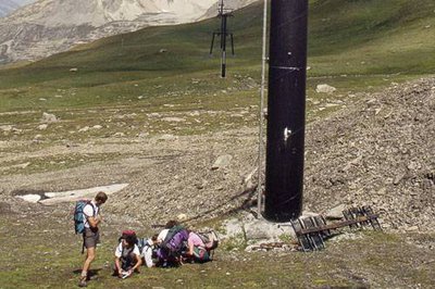 Agents du PNV en tournée flore : étude de la flore au pied d'un pylône du télésiège dit "de l'Iseran".