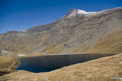 Le Lac de la Sassière et la face S de l'Aiguille de la Grande Sassière. (RN de la Grande Sassière)