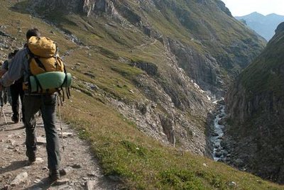 Vue sur les Gorges du Malpasset (à dr.). Commune de Val d’Isère.