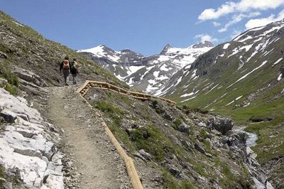 Réfection et stabilisation de la plate-forme du sentier par la technique des gabions en rondins de mélèze.