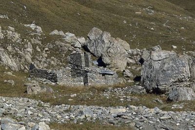 L'ancien refuge PNV, en ruine, de Prariond. Vue vers la Pointe de la Galise.