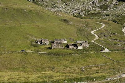 Le hameau du Manchet. à dr., la piste qui monte à la ferme de l'Arselle.