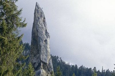 Face SO du Monolithe de Sardières. Commune de Sollières Sardières.