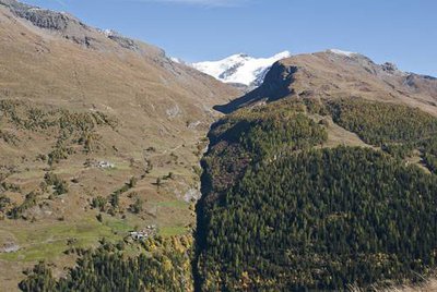 Le Nant Cruet. Au fd., l'Aiguile de la Petite Sassière et, à dr., l'Aiguille de la Grande Sassière.