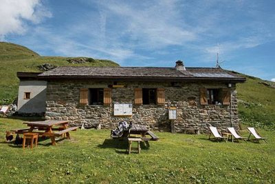 Le refuge PNV de la Martin et ses aménagements extérieurs. Commune de Villaroger.