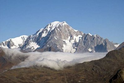 Arrivée perturbation venue d'est, avec débordement frontalier de nuages sur les cols de la Traversette et du Saint-Bernard.