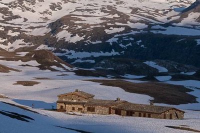 Le refuge-porte PNV du Plan du Lac à l'aube. Vue sur le Dôme de l'Arpont. Termignon.