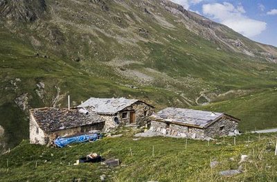 Chalets de Balme Froide, Termignon. Au fd. à dr., le Vallon de la Rocheure.