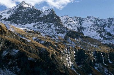 Vue sur les falaises des cascades (plus ou moins en glace), la Montagne du Carro, la Brèche Poccard, le Mont Pourri.