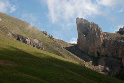 Alpages vers le Roc des Corneilles (visible à dr.).