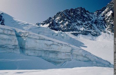 Glacier de Gébroulaz : séracs et couches de névés (se superposant d'année en année) bien visibles. À l'arr.-pl., l'Aiguille de P