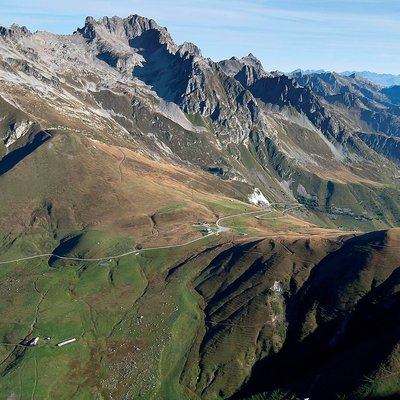 vue aérienne du col de la Madeleine