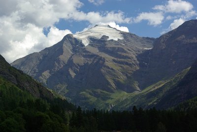 La pointe du Charbonnel et son glacier suspendu