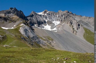 La Dent Parrachée, face sud. À son pied, le relictuel Glacier du Coin du Govard