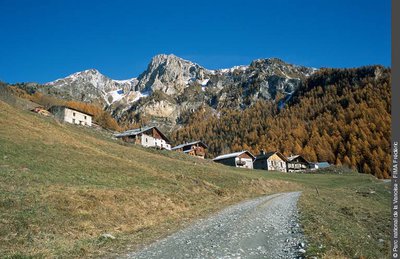 Vue sur l'aiguille Grive et l'aiguille Rousse surplombant le hameau de Pracompuet