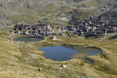 Vue sur le lac de retenue collinaire et la station de Val Thorens