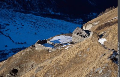 Ruines des chalets des Loyes